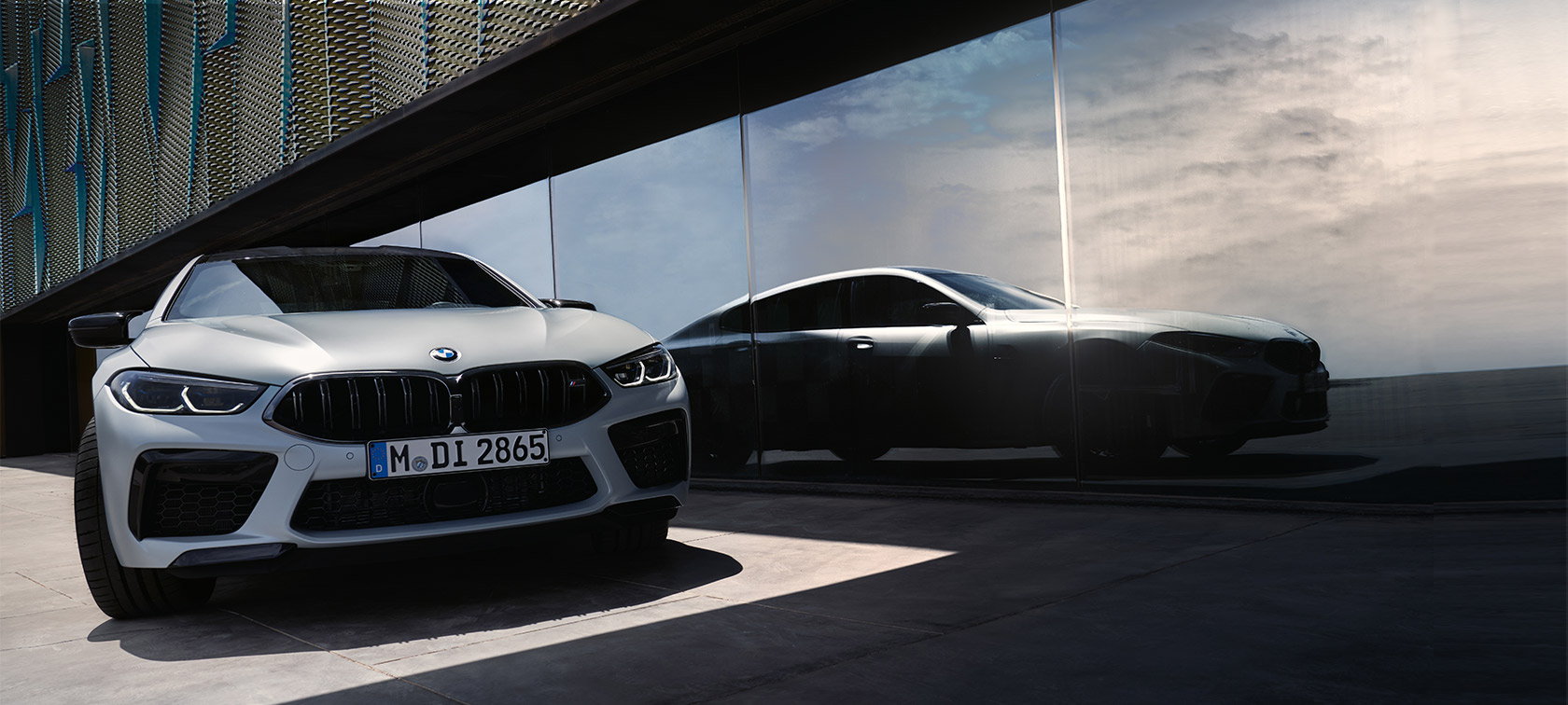 Pogled sprijeda BMW M8 Competition Gran Coupé F93 LCI Facelift 2022 BMW M8 Competition Gran Coupé F93 LCI Facelift 2022 BMW Individual BMW Individual Frozen Brilliant White metalik pogled sprijeda sa refleksijom na siluetu na prednjem staklu