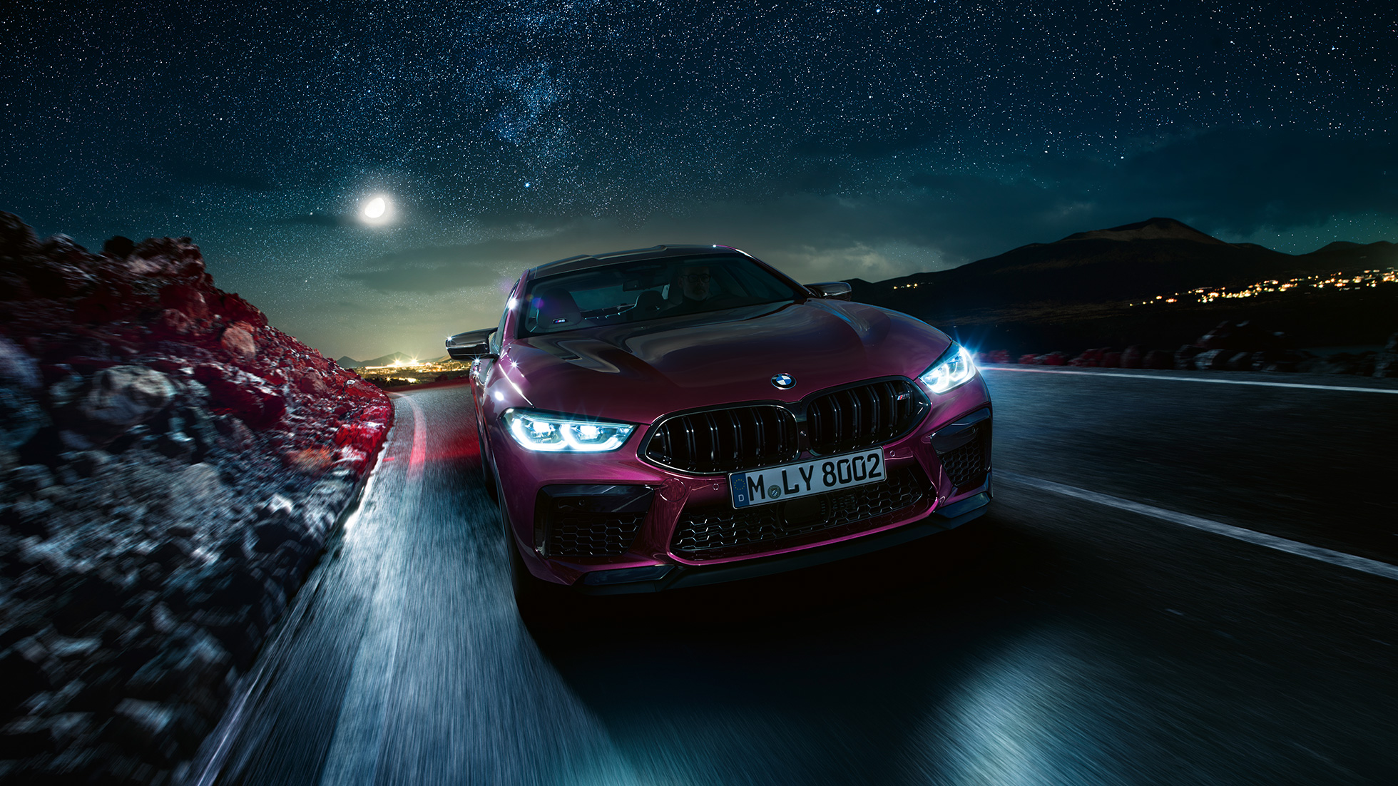 Prikaz u vožnji prednjeg kraja BMW-a M8 Competition Gran Coupé Prikaz u vožnji prednjeg kraja BMW-a M8 Competition Gran Coupé F93 2020 BMW Individual Ametrine metalik boje