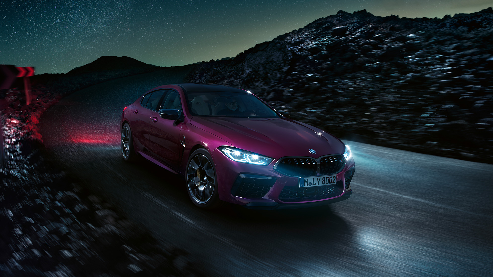 Prikaz prednjeg kraja BMW-a M8 Competition Gran Coupé Prikaz prednjeg kraja BMW-a M8 Competition Gran Coupé F93 2020 BMW Individual Ametrine metalik boje