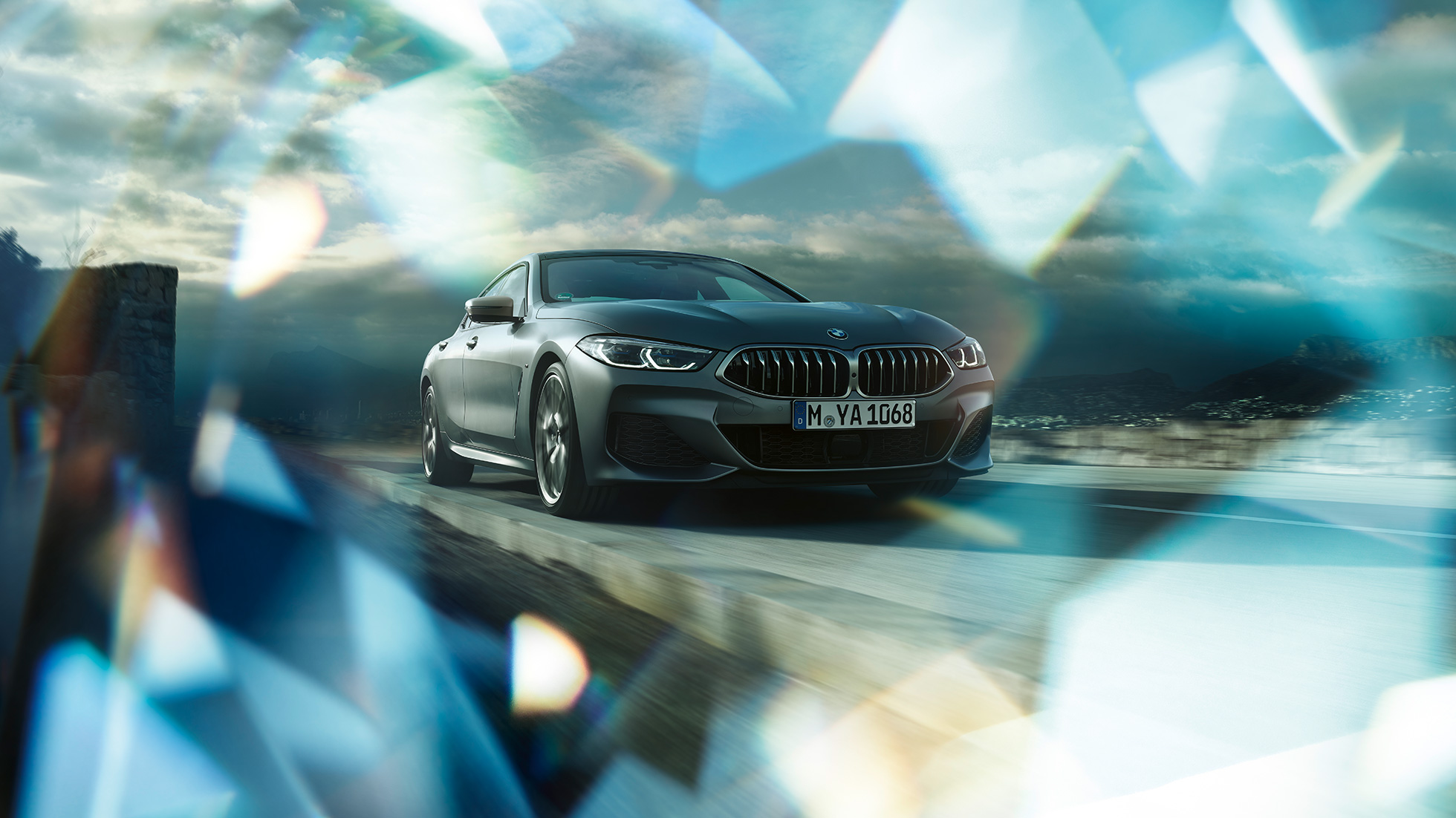 Tročetvrtinski prikaz prednjeg kraja BMW-a M850i xDrive Gran Coupé Tročetvrtinski prikaz prednjeg kraja BMW-a M850i xDrive Gran Coupé G16 2019 BMW Individual Frozen Bluestone metalik boje