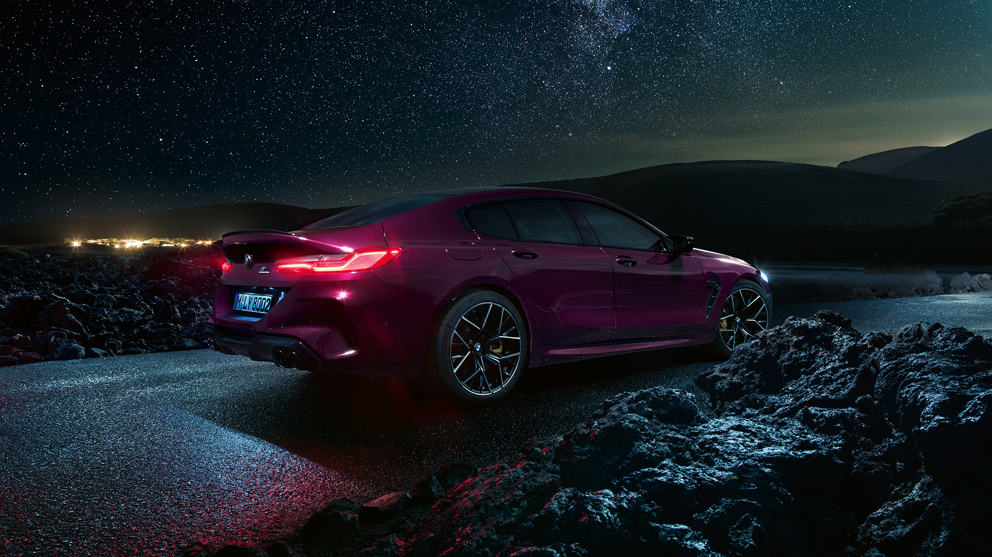 Tročetvrtinski bočni prikaz stražnjeg kraja BMW-a M8 Competition Gran Coupé Tročetvrtinski bočni prikaz stražnjeg kraja BMW-a M8 Competition Gran Coupé F93 BMW Individual Ametrine metalik boje