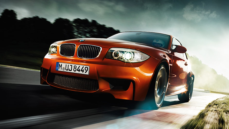 BMW serije 1 M Coupé E82 tročetvrtinski pogled sprijeda u vožnji ulicom BMW M serije BMW serije 1 M Coupé E82 tročetvrtinski pogled sprijeda u vožnji ulicom
