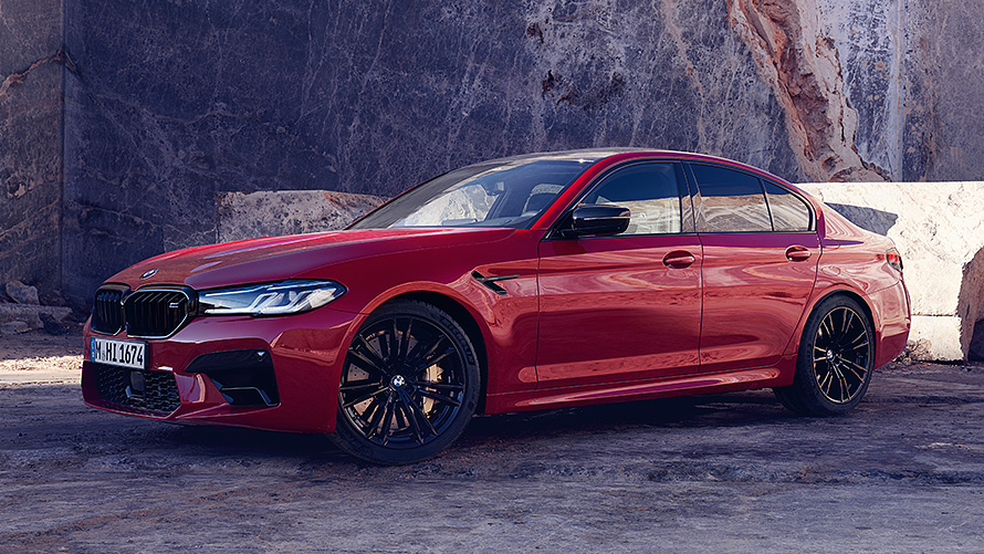BMW M5 F90 tročetvrtinski pogled sprijeda u vožnji ulicom BMW M serije BMW M5 F90 tročetvrtinski pogled sprijeda u vožnji ulicom