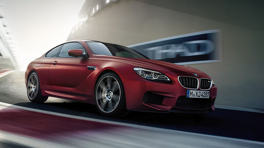 BMW M6 F13 tročetvrtinski pogled sprijeda u vožnji ulicom BMW M serije BMW M6 F13 tročetvrtinski pogled sprijeda u vožnji ulicom