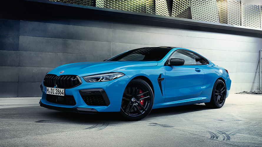 BMW M8 F92 tročetvrtinski pogled straga u mirovanju sa modelom BMW M serije BMW M8 F92 tročetvrtinski pogled straga u mirovanju sa modelom