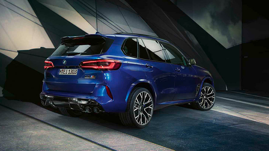 BMW X5 M F95 tročetvrtinski pogled straga u mirovanju BMW M serije BMW X5 M F95 tročetvrtinski pogled straga u mirovanju