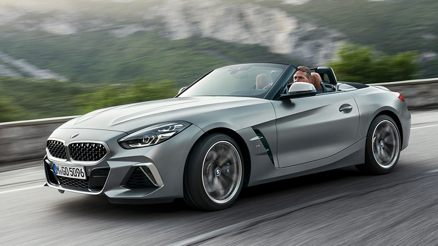 BMW Z4 M G29 tročetvrtinski pogled s boka u vožnji ulicom BMW M serije BMW Z4 M G29 tročetvrtinski pogled s boka u vožnji ulicom