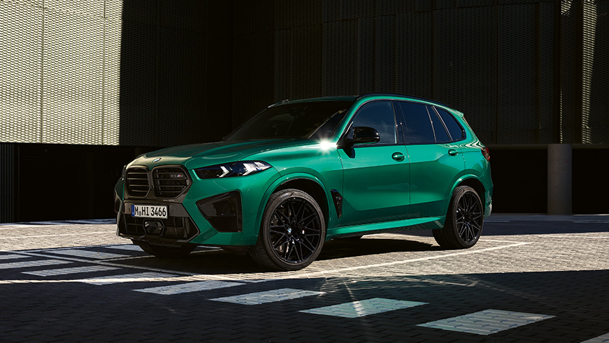 BMW X5 M F95 tročetvrtinski pogled straga u mirovanju BMW M serije BMW X5 M F95 tročetvrtinski pogled straga u mirovanju