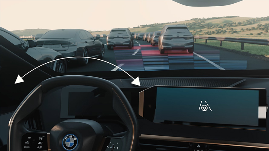 Pogled iz unutrašnjosti BMW-a na upravljač i cestu s automobilima