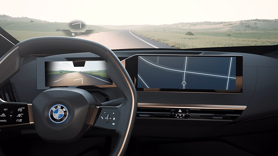 Pogled iz unutrašnjosti BMW-a na upravljač i cestu s automobilima