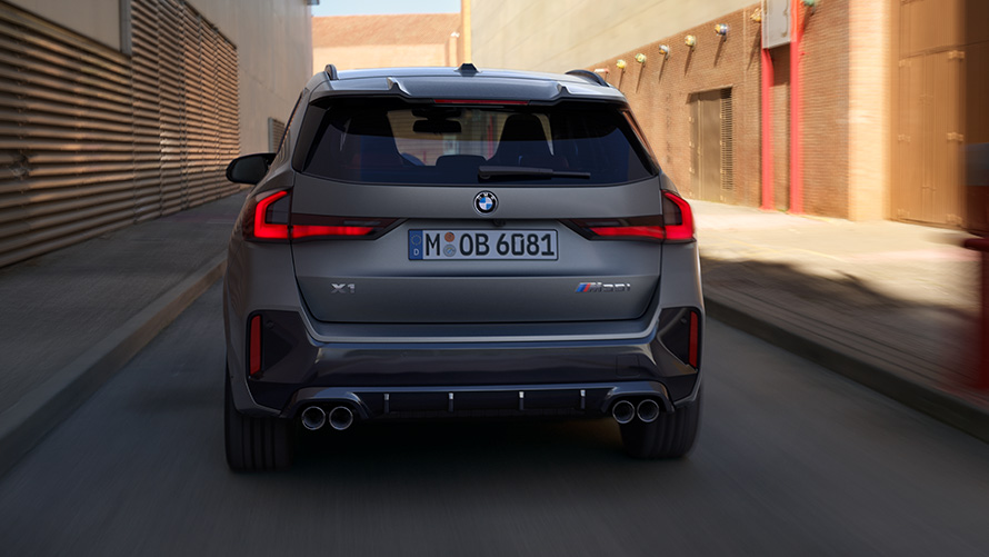 BMW X1 M35i xDrive BMW X1 M35i xDrive pogled straga na vožnju