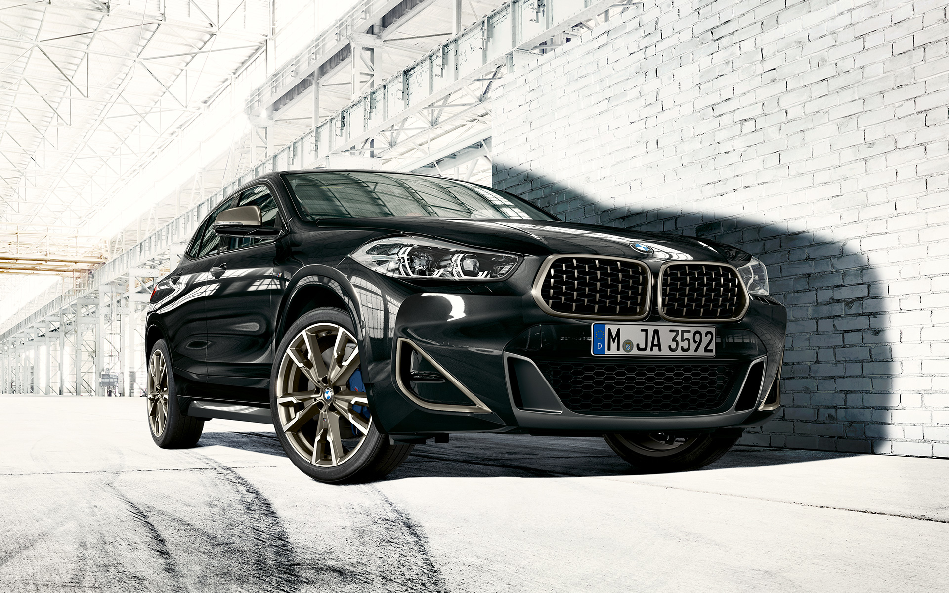 Dupla bubrežna maska BMW X2 M35i (F39) Sapphire Black metalik tročetvrtinski pogled sprijeda u mirovanju
