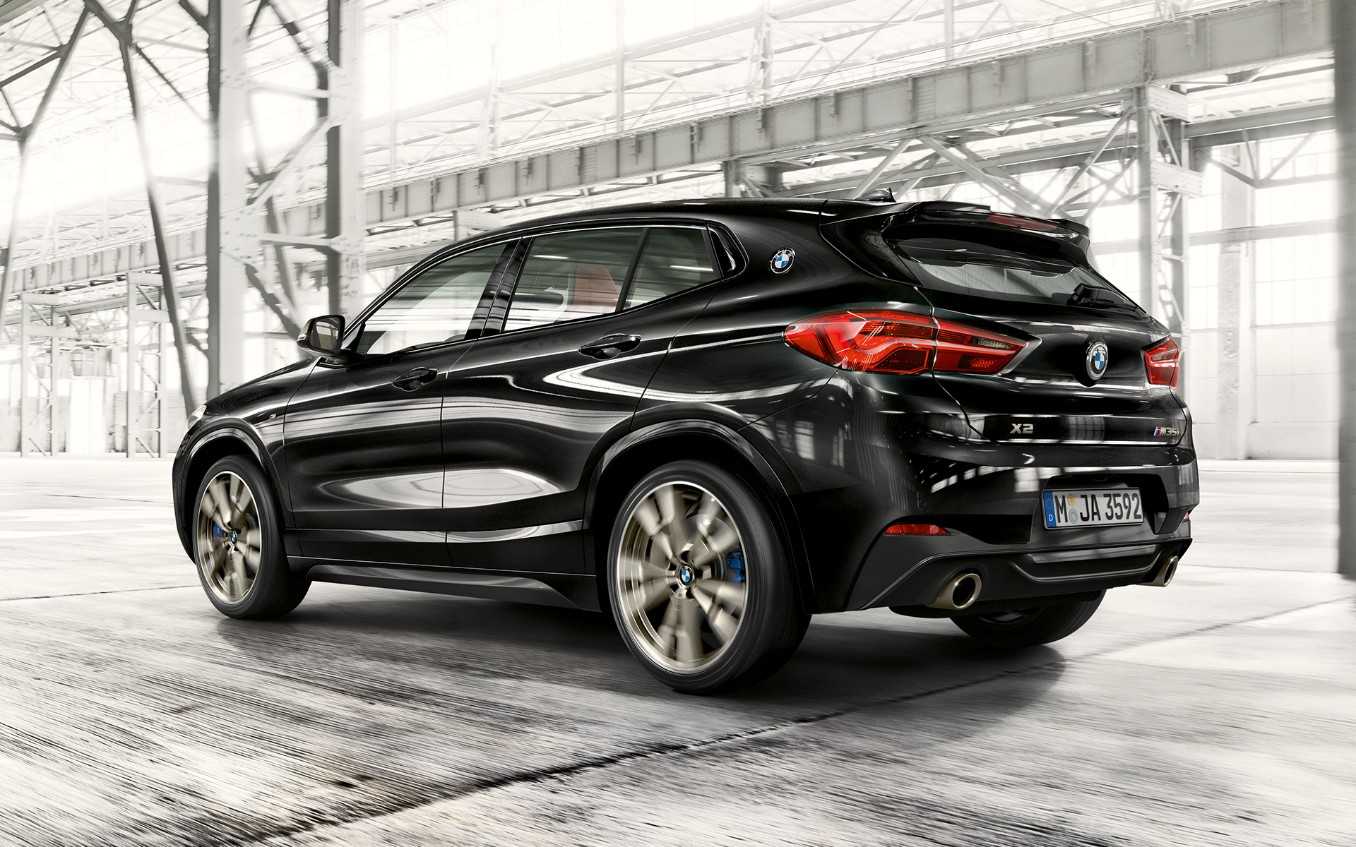 M stražnji spojler BMW X2 M35i (F39) Sapphire Black metalik tročetvrtinski pogled sprijeda