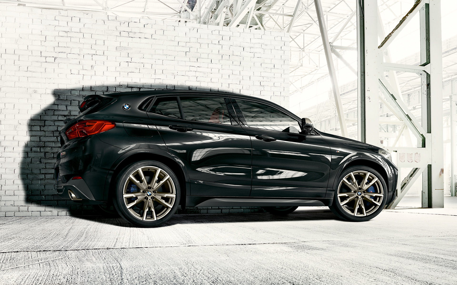 M lakometalni kotači BMW X2 M35i (F39) Sapphire Black metalik u mirovanju s boka