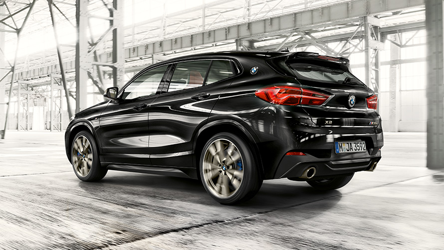 BMW X2 M35i (F39), Black Sapphire metalik, Tročetvrtinski pogled straga u vožnji BMW X2 M35i (F39), Black Sapphire metalik, Tročetvrtinski pogled straga u vožnji
