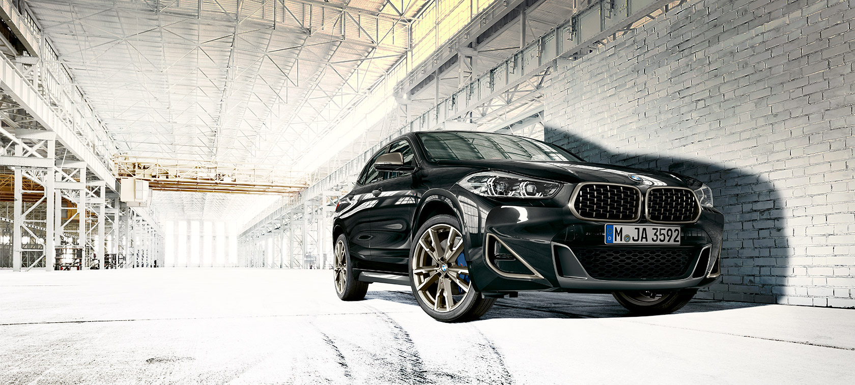 Snimak iz niskog kuta BMW X2 M35i (F39) Sapphire Black metalik