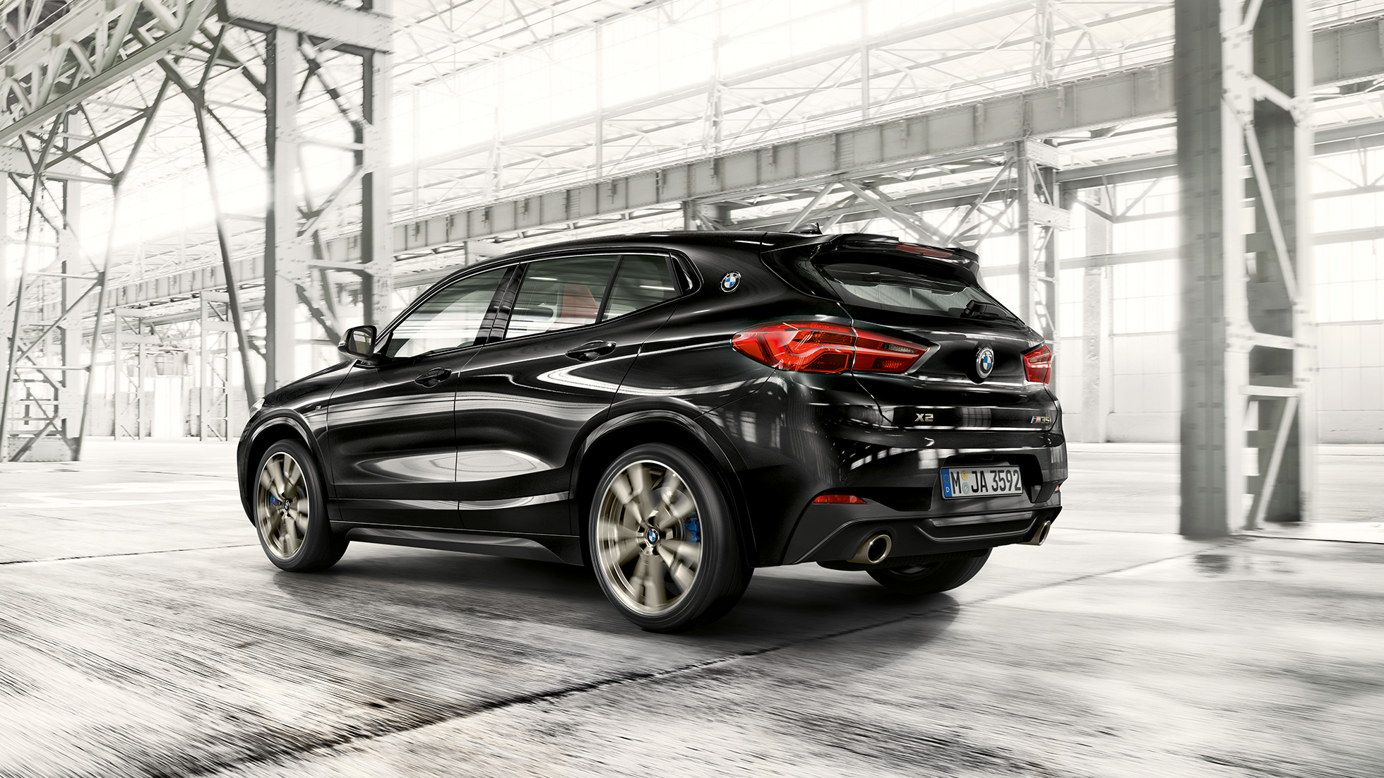 Vozna dinamika BMW-a X2 M35i Vozna dinamika BMW-a X2 M35i Sapphire Black metalik boje F39 2018 u tročetvrtinskom prikazu stražnjeg kraja