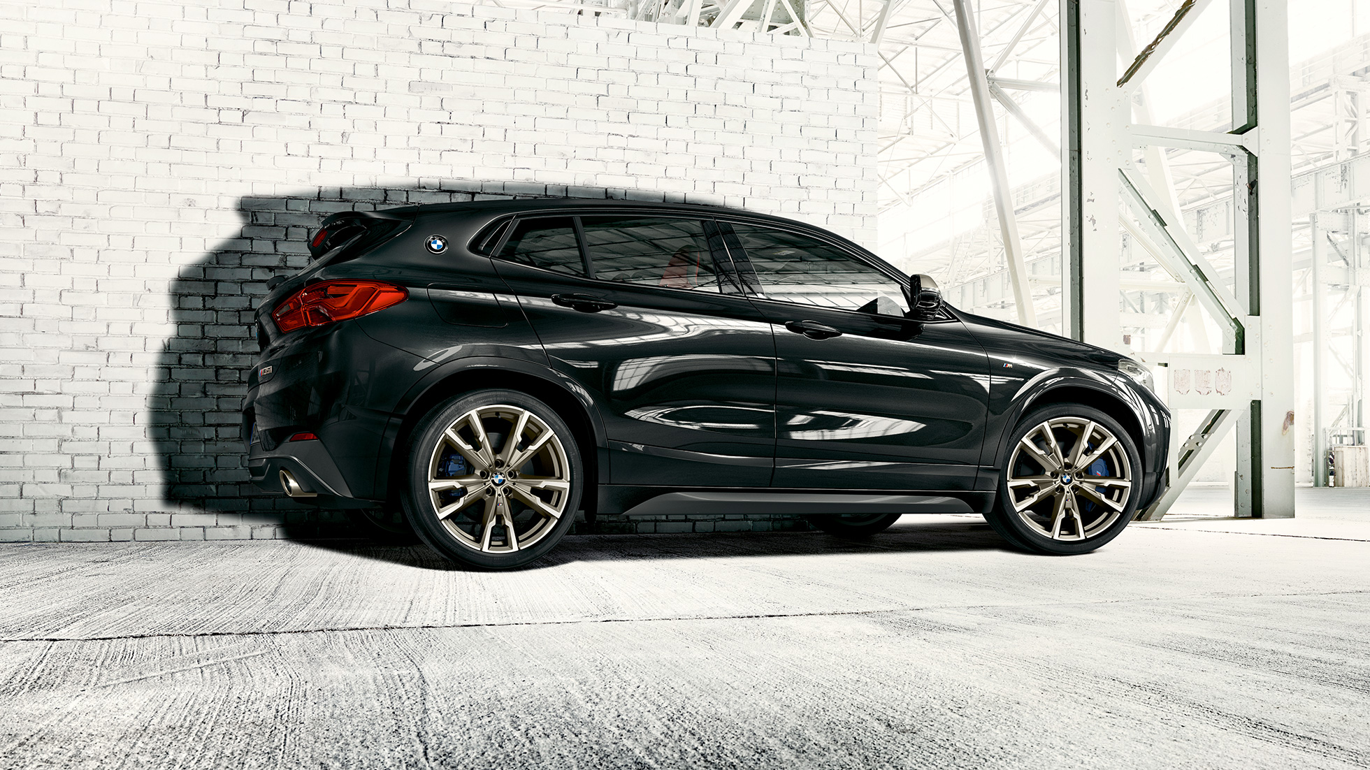 Vanjština BMW-a X2 M35i Bočni prikaz vanjštine BMW-a X2 M35i Sapphire Black metalik boje F39