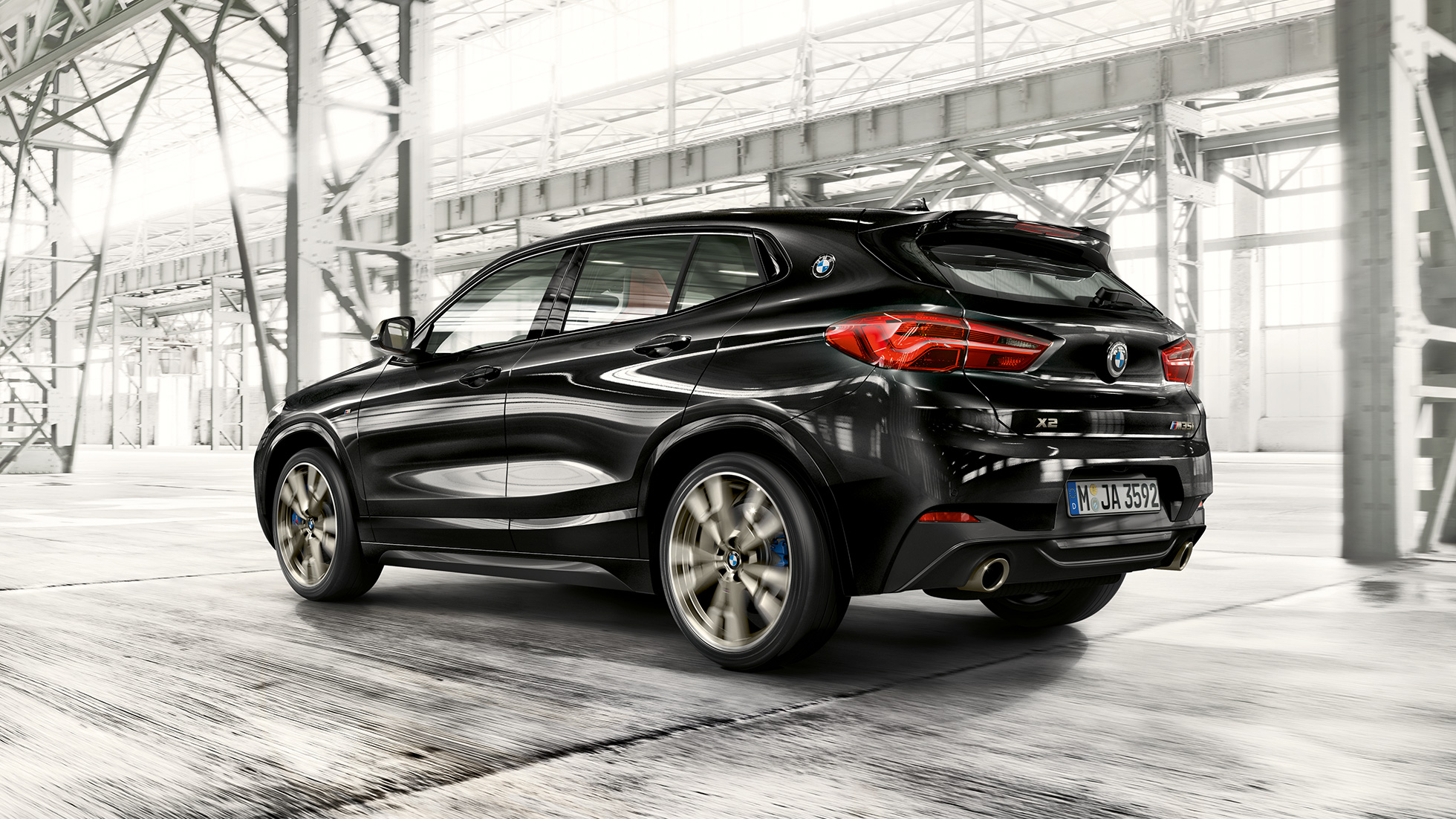 M stražnji spojler BMW-a X2 M35i Tročetvrtinski prikaz M stražnjeg spojlera BMW-a X2 M35i Sapphire Black metalik boje F39