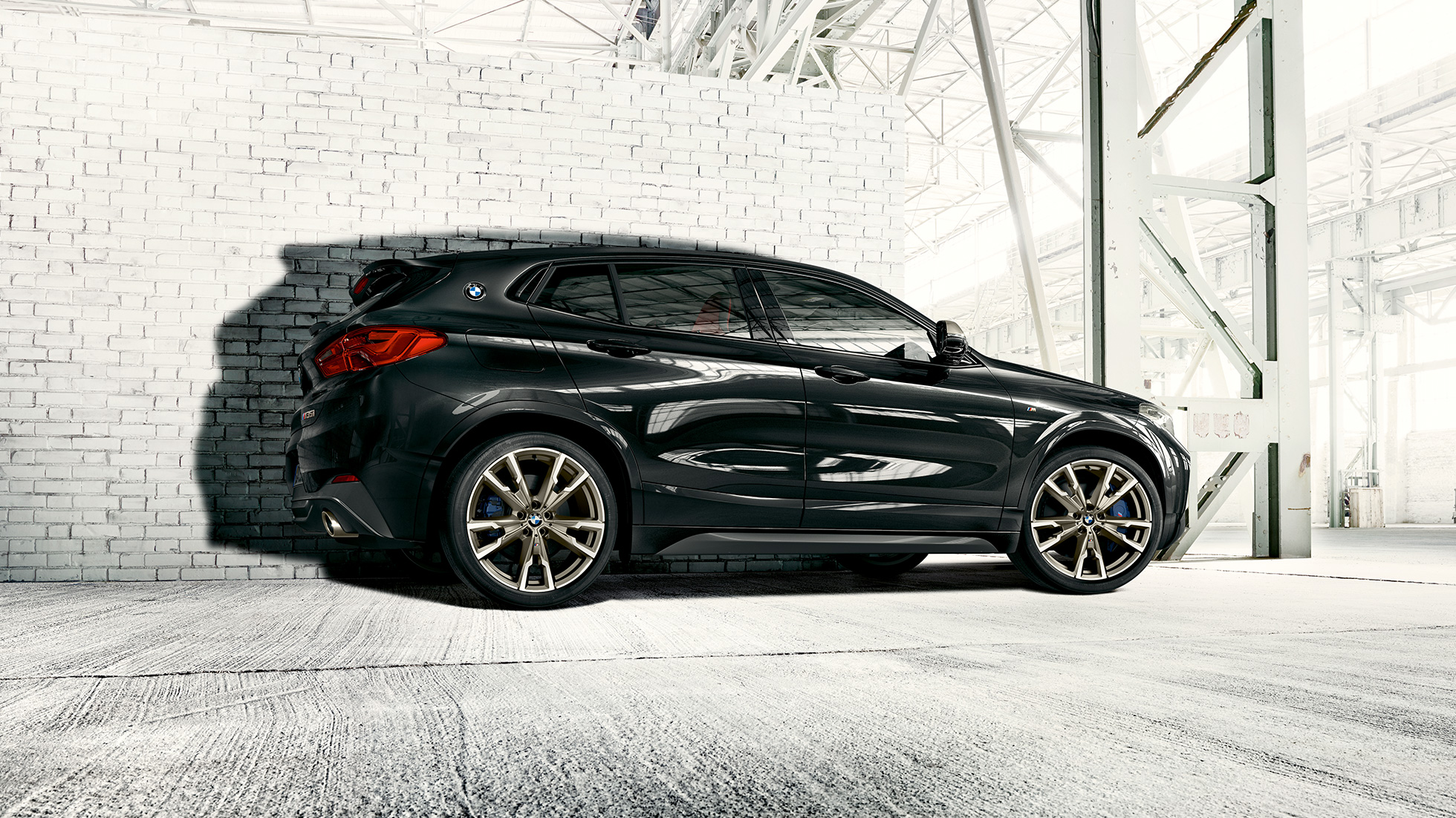 M lakometalni kotači BMW-a X2 M35i Bočni prikaz M lakometalnih kotača BMW-a X2 M35i Sapphire Black metalik boje F39