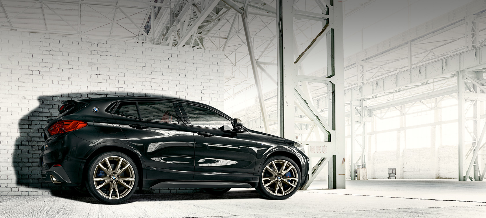 Bočni prikaz BMW-a X2 M35i Bočni prikaz BMW-a X2 M35i Sapphire Black metalik F39