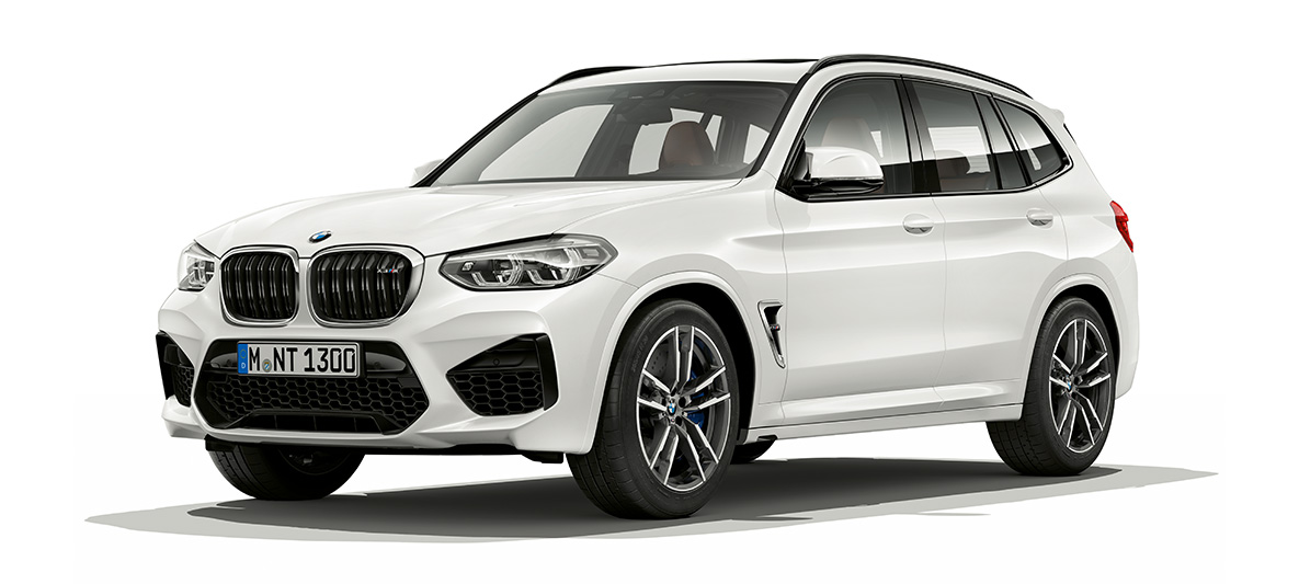 BMW X3 M, tročetvrtinski prednji prikaz. BMW X3 M u Alpine White boji, vanjština, tročetvrtinski prednji prikaz.