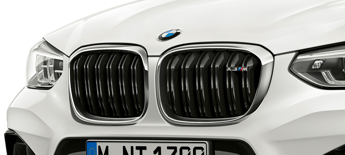 BMW X3 M, M maska. BMW X3 M u Alpine White boji, vanjština, tročetvrtinski prednji prikaz.