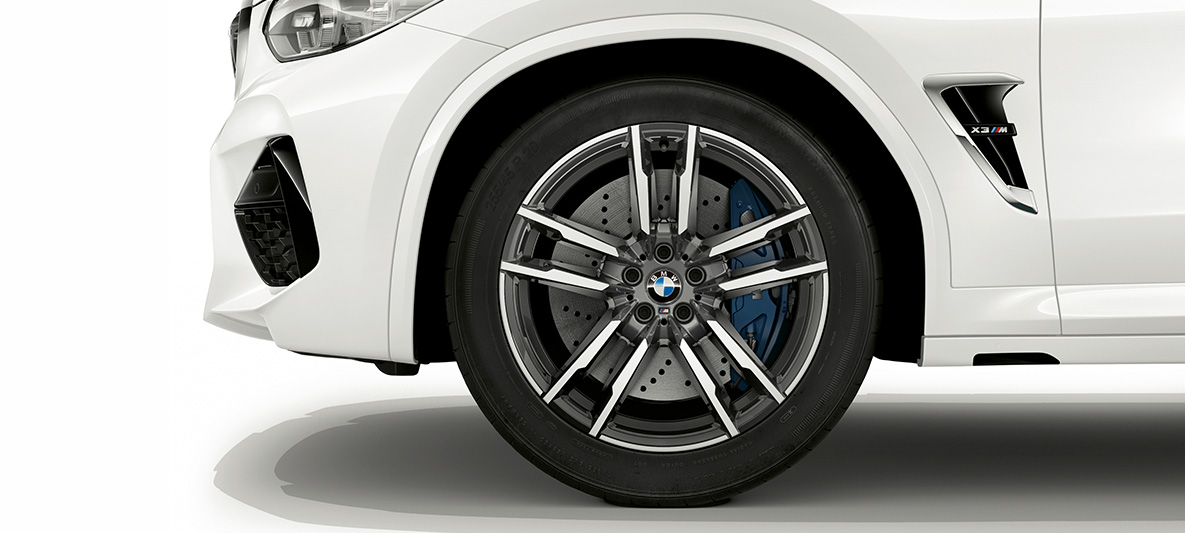 BMW X3 M, 20-inčni M lakometalni kotači u Orbit Grey boji. BMW X3 M u Alpine White boji, vanjština, 20-inčni M lakometalni kotači u Orbit Grey boji.