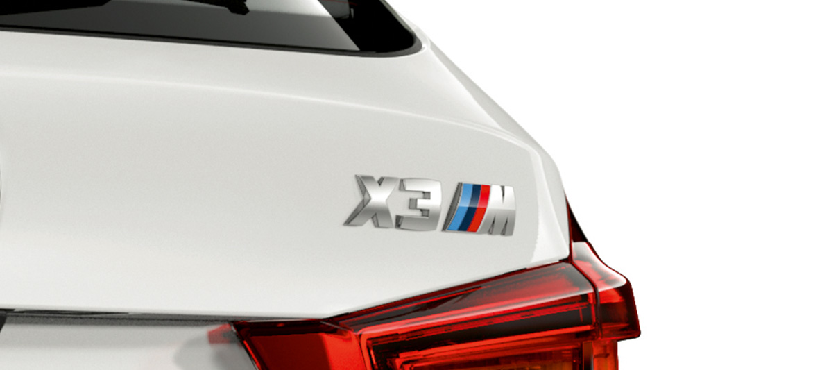 BMW X3 M, oznaka modela. BMW X3 M u Alpine White boji, vanjština, stražnji kraj s oznakom modela.