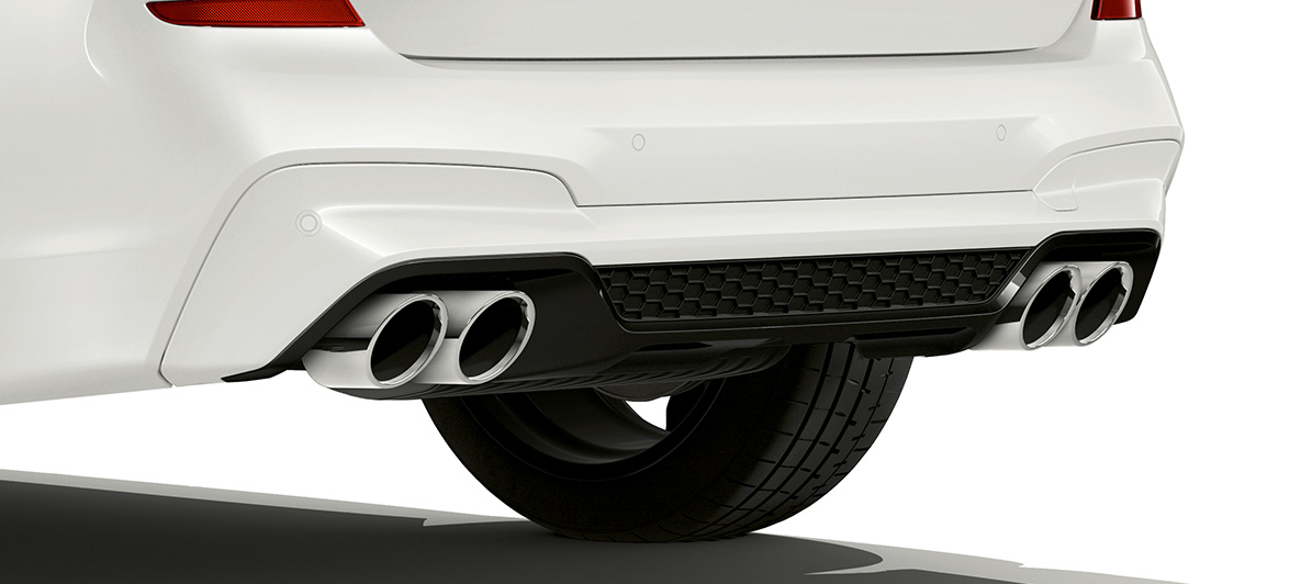 BMW X3 M, stražnji kraj s kromiranim ispušnim cijevima BMW X3 M u Alpine White boji, vanjština, stražnji kraj s kromiranim ispušnim cijevima.