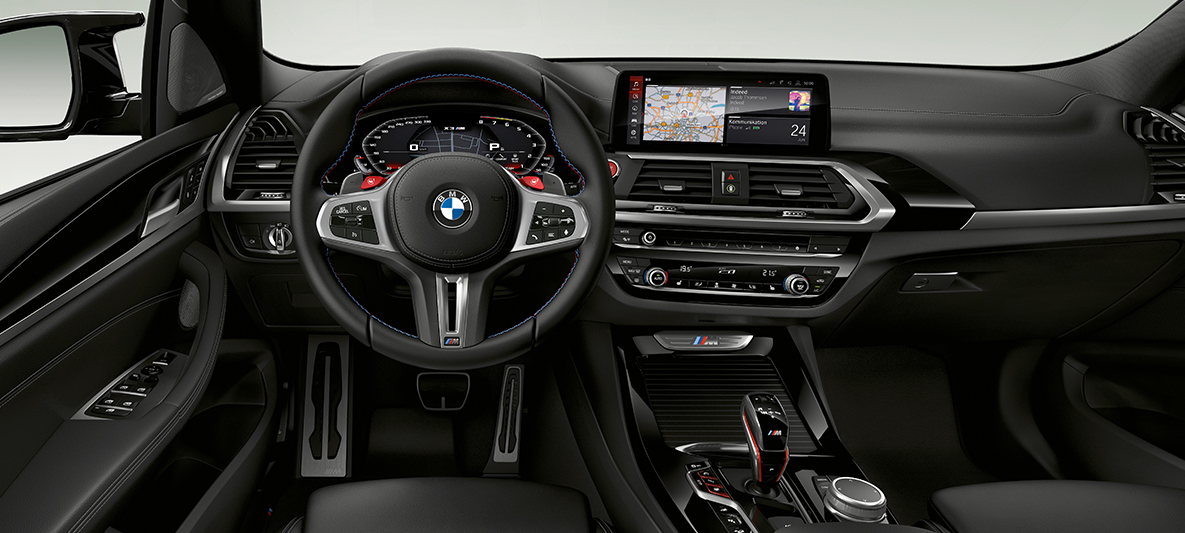 BMW X3 M, M kožni upravljač. BMW X3 M u Alpine White boji, kokpit, M kožni upravljač s M specifičnim kontrastnim prošivima.