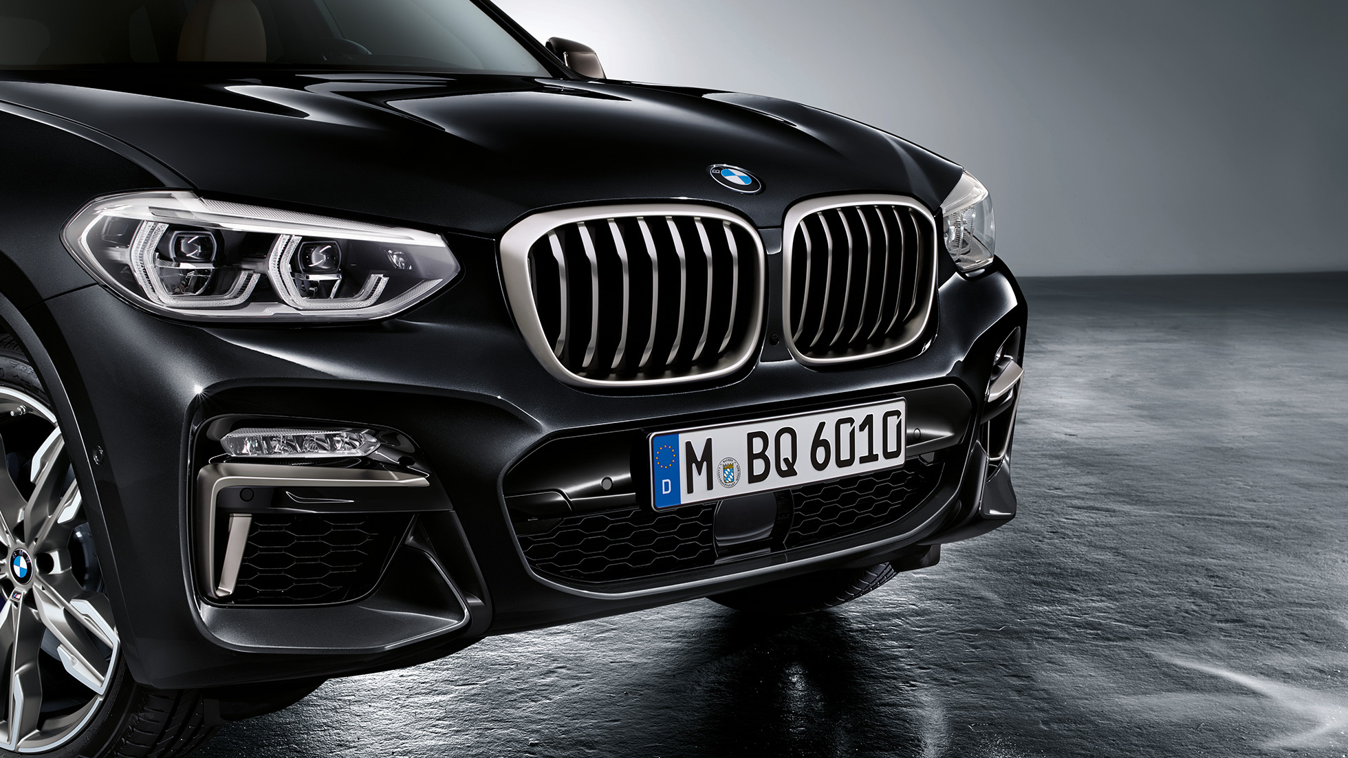 BMW X3 M40i i BMW X3 M40d, prednji kraj. BMW X3 M40i i BMW X3 M40d u Black Sapphire metalik boji, vanjština, prednji kraj s elementima dizajna u Cerium Grey boji.