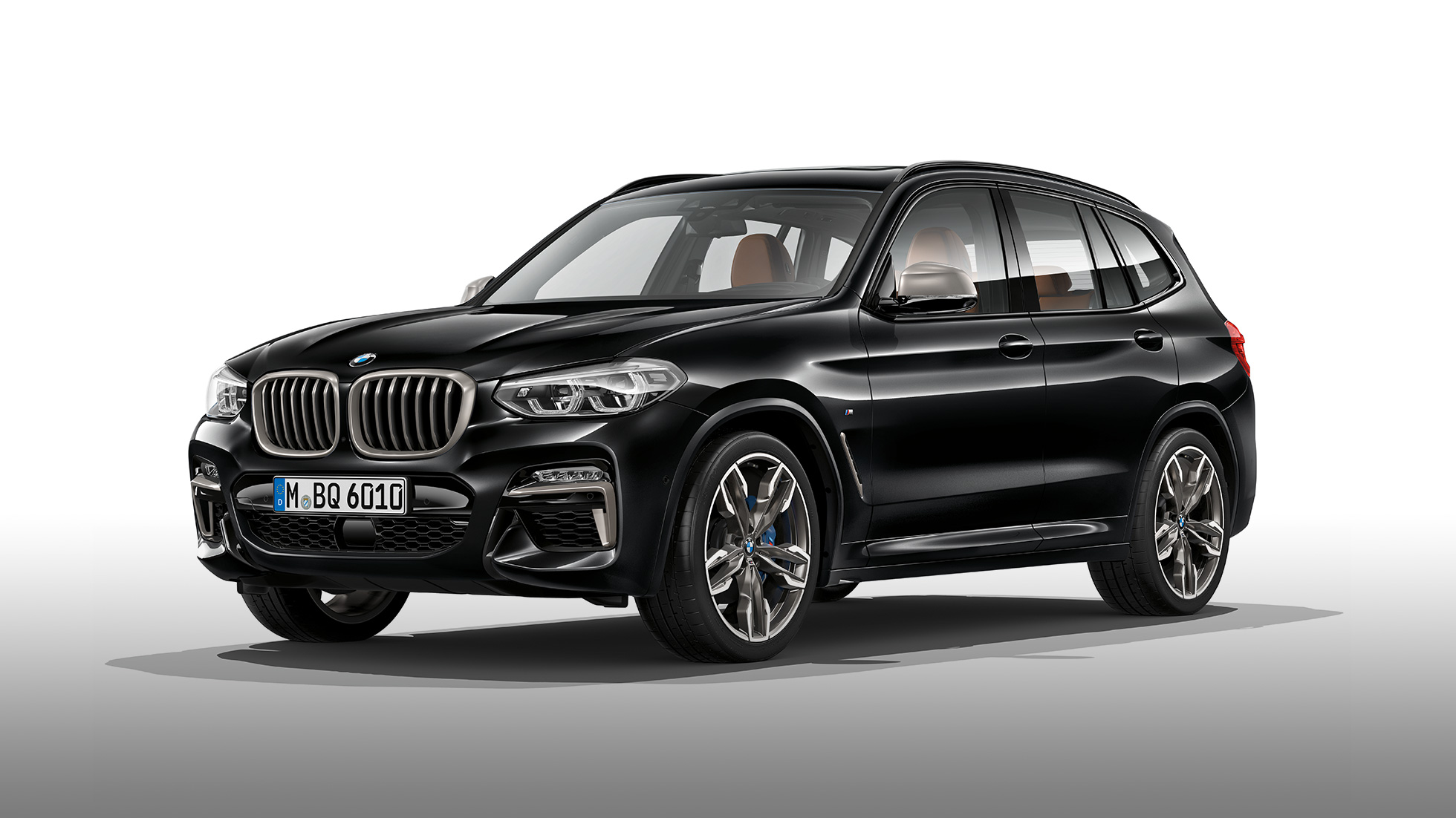 BMW X3 M40i i BMW X3 M40d, bočni prikaz. BMW X3 M40i i BMW X3 M40d u Black Sapphire metalik boji, vanjština, bočni prikaz.