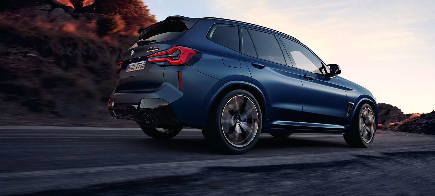 BMW X3 M Competition F97 LCI 2021 tročetvrtinski pogled straga iz niskog kuta BMW X3 M Competition F97 LCI Facelift 2021 Frozen Marina Bay Blue metalik u vožnji tročetvrtinski pogled straga iz niskog kuta