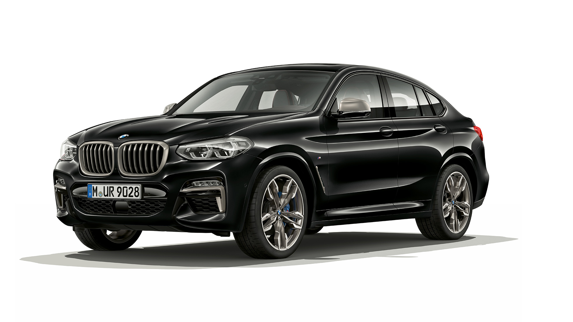 BMW X4 M40i i BMW X4 M40d, tročetvrtinski prednji prikaz. BMW X4 M40i i BMW X4 M40d u Black Sapphire metalik boji, vanjština, tročetvrtinski prednji prikaz, desna strana.