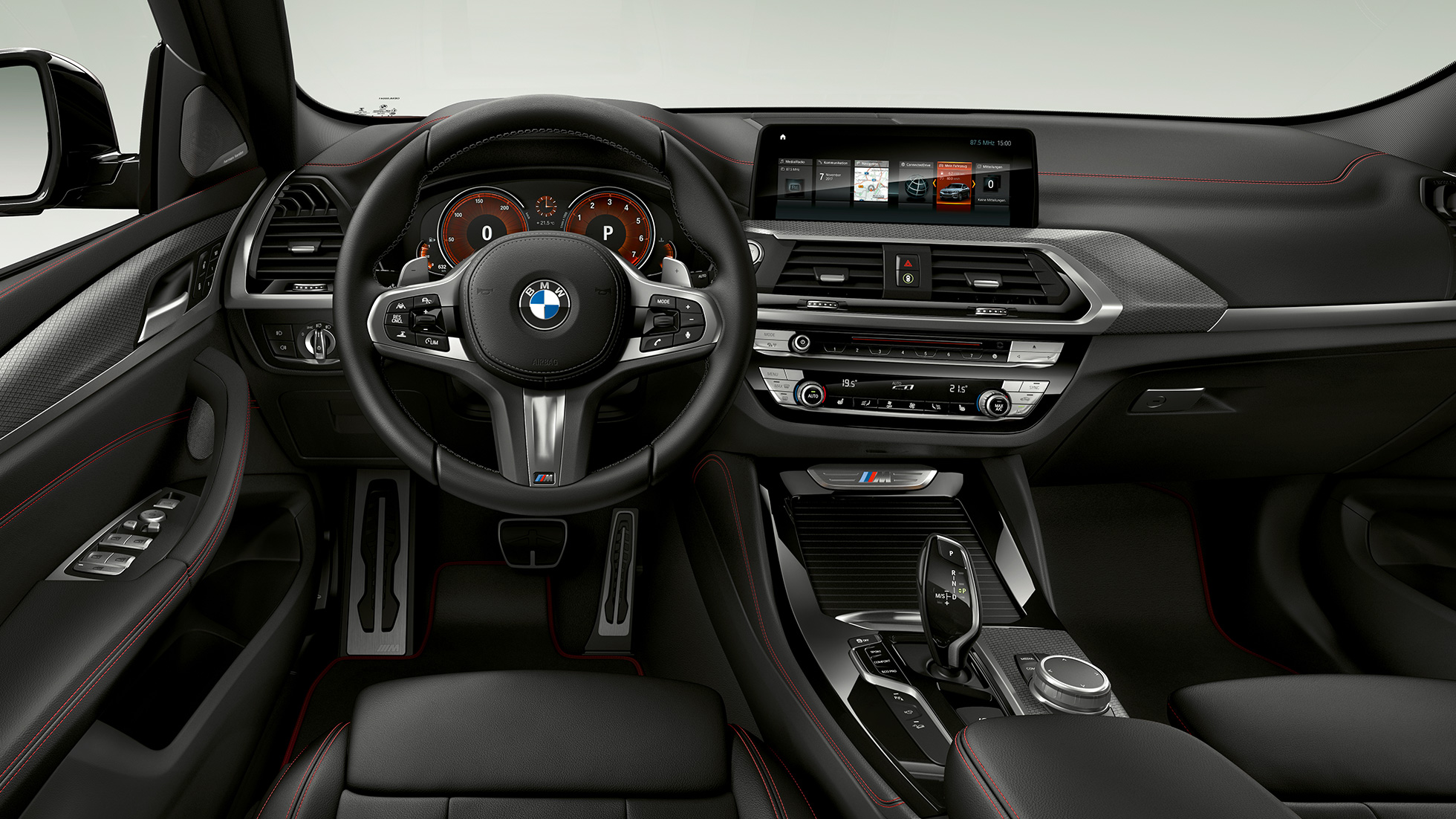 BMW X4 M40i i BMW X4 M40d, kokpit. BMW X4 M40i i BMW X4 M40d, unutrašnjost, kokpit s M kožnim upravljačem i M Sport sjedalima.