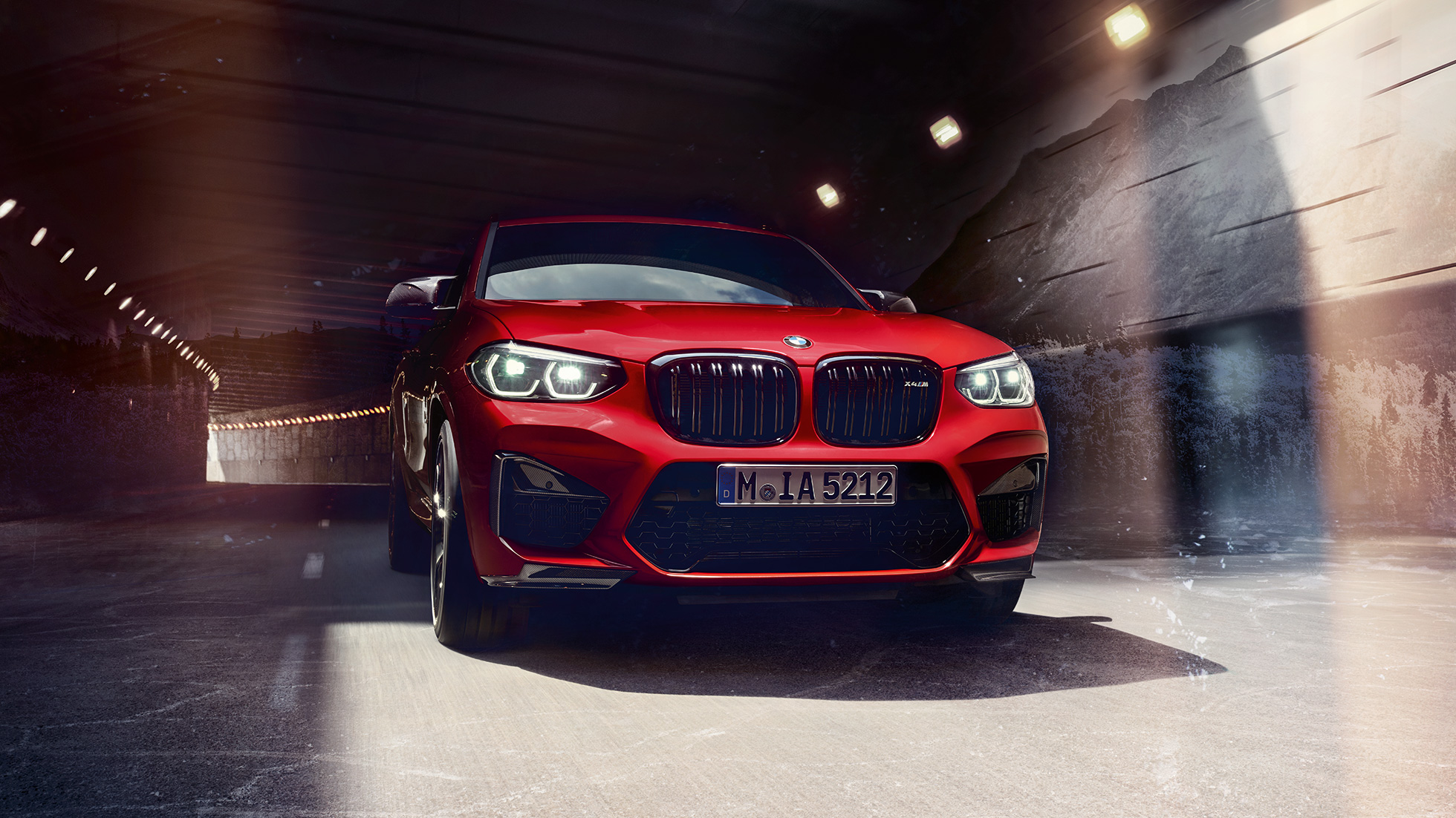 BMW X4 M Competition, tročetvrtinski prednji prikaz BMW X4 M Competition u Toronto Red metallic boji, vanjština, tročetvrtinski prednji prikaz.