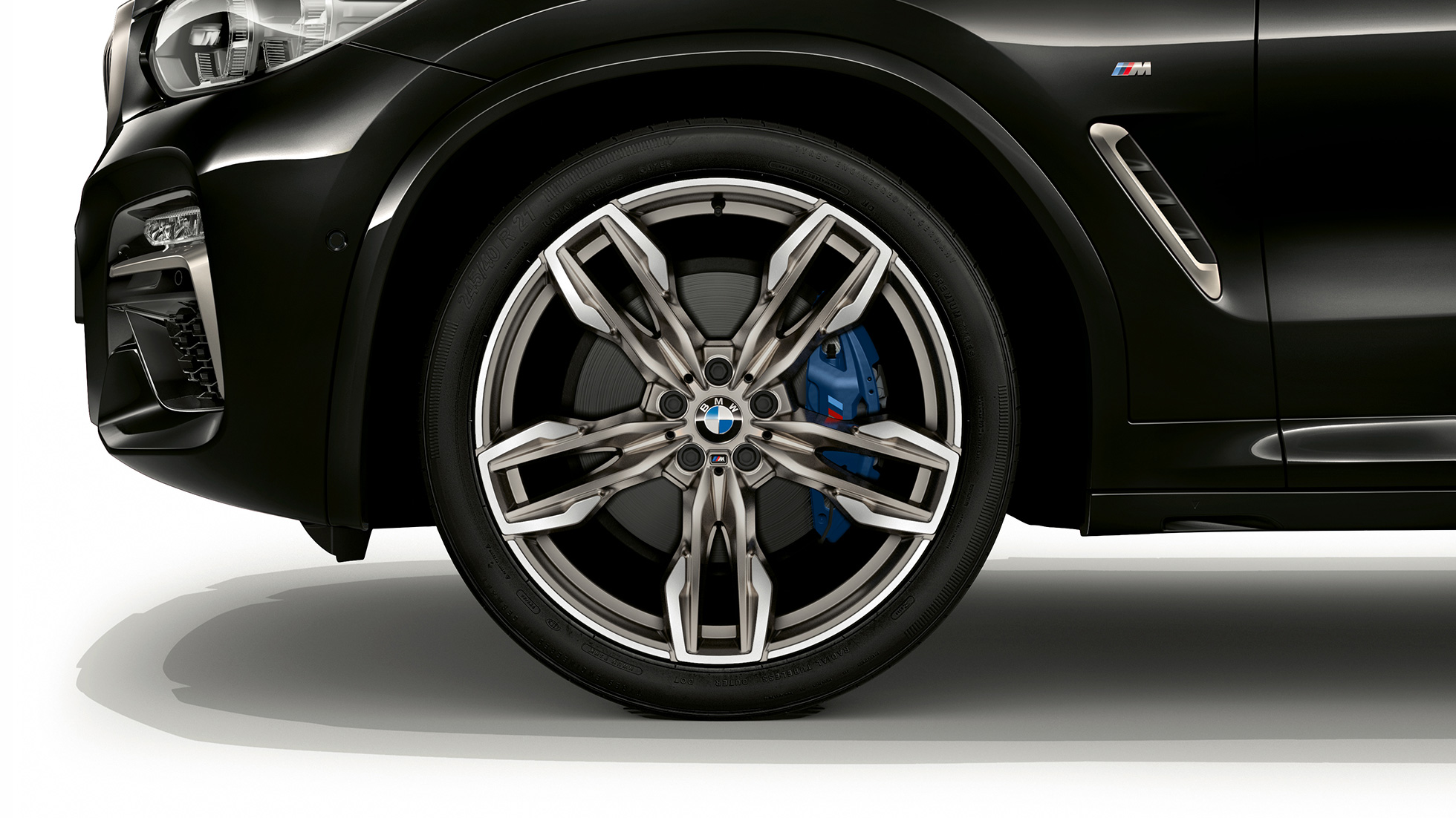 BMW X4 M40i i BMW X4 M40d, 21-inčni M lakometalni kotači. BMW X4 M40i i BMW X4 M40d u Black Sapphire metalik boji, vanjština,, bočni prikaz s 21-inčnim M lakometalnim kotačima u dizajnu dvostrukih krakova.