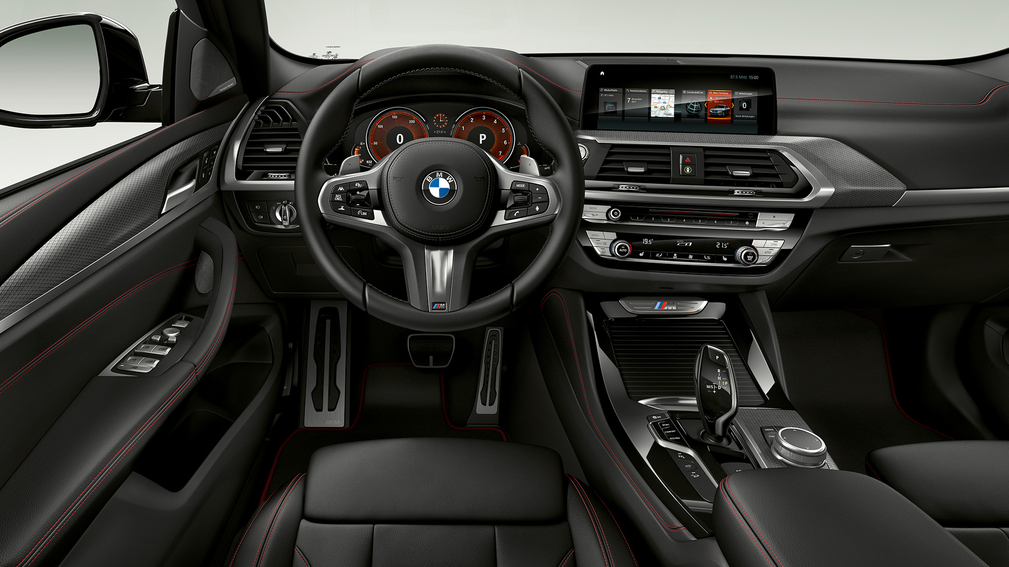 BMW X4 M40i i BMW X4 M40d, kokpit. BMW X4 M40i i BMW X4 M40d, unutrašnjost, kokpit sa sportskim sjedalima i M kožnim upravljačem.