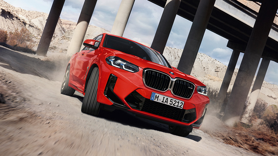 BMW X4 M F98 LCI Facelift 2021 Toronto Red metalik tročetvrtinski pogled sprijeda ispred mostova