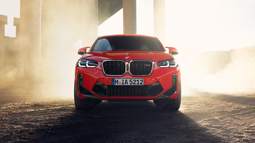 BMW X4 M F98 LCI Facelift 2021 Toronto Red metalik pogled sprijeda ispred mostova