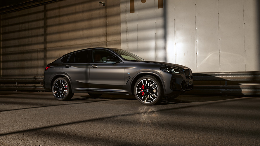 BMW X4 M40i G02 LCI 2021 Facelift pogled s boka ispred staklene fasade