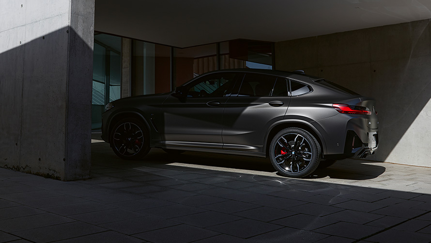 BMW X4 M40i G02 LCI 2021 Facelift pogled s boka napola u sjeni ispred ulaza ua kuću