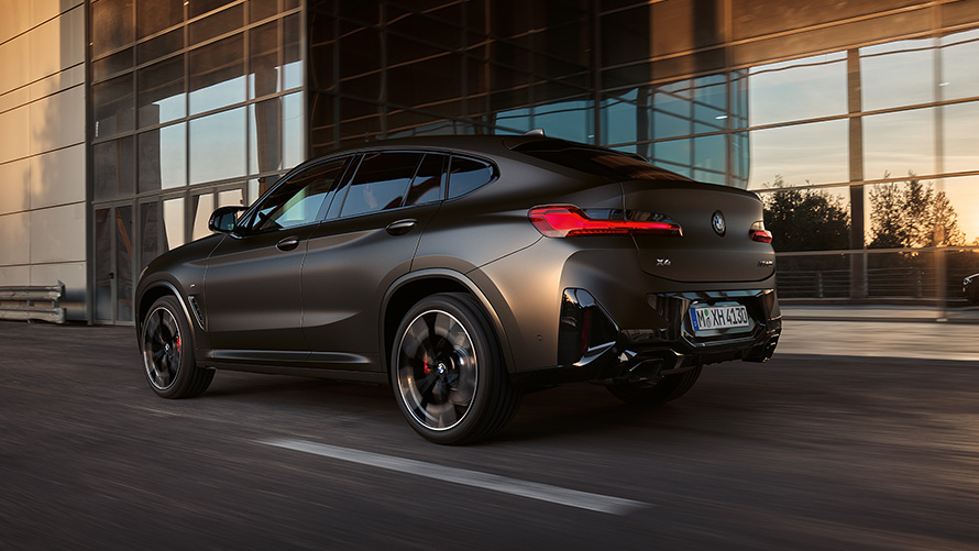 BMW X4 M40i G02 LCI 2021 Facelift tročetvrtinski pogled straga ispred staklene fasade
