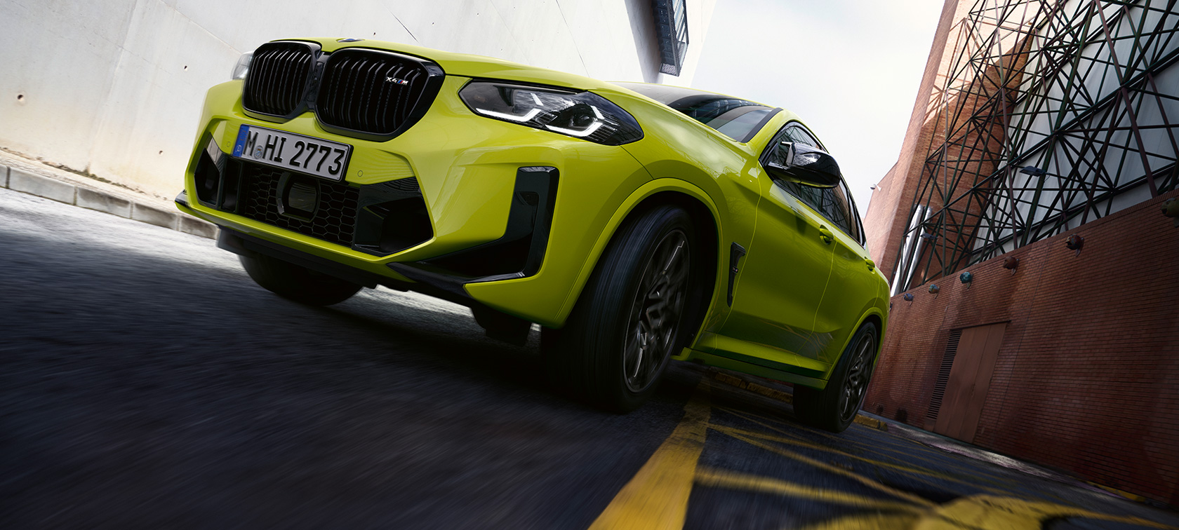Tročetvrtinski pogled sprijeda BMW X4 M Competition F98 LCI 2021 BMW X4 M Competition F98 LCI Facelift 2021 Sao Paulo Yellow tročetvrtinski pogled sprijeda u vožnji kroz kanjon