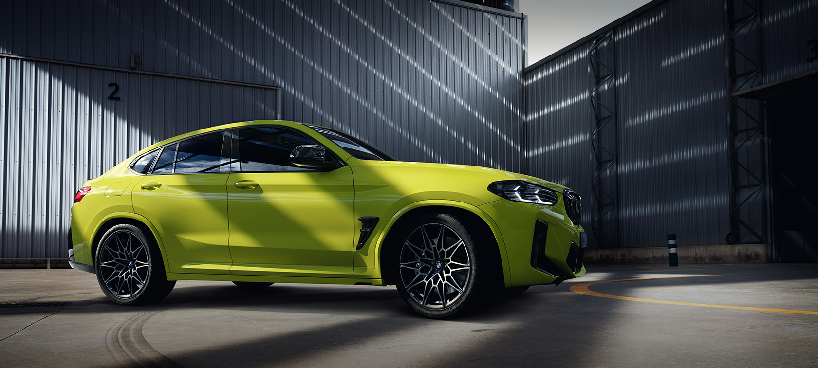 BMW X4 M Competition F98 LCI Facelift 2021 Sao Paulo Yellow pogled s boka u dvorani