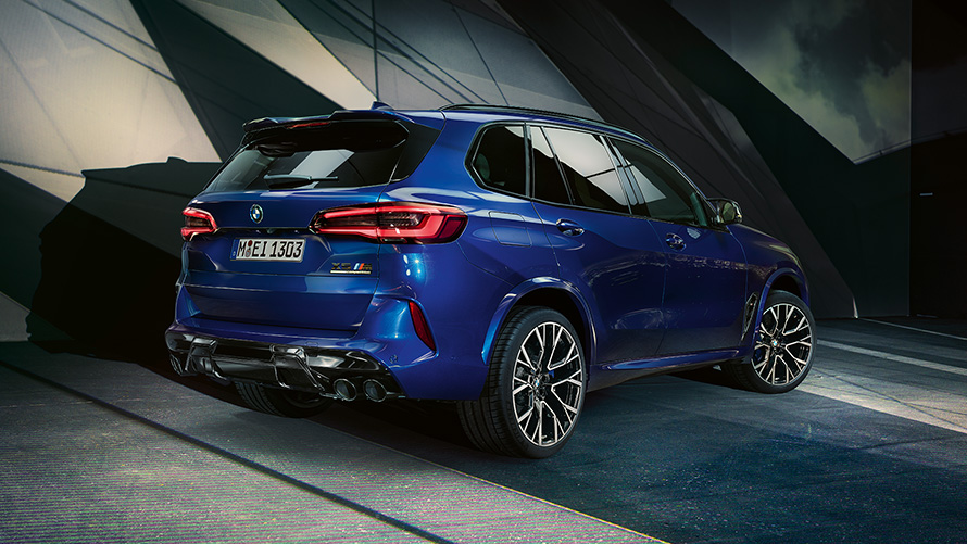 BMW X5 M Competition sa M lakometalnim kotačima F95 2020 SUV Marina Bay Blue metalik pogled s boka