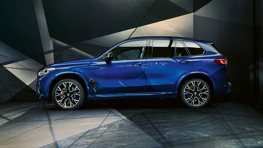 BMW X5 M Competition sa M Sport ispu&scaron;nim sustavom F95 2020 SUV Marina Bay Blue metalik tročetvrtinski pogled straga