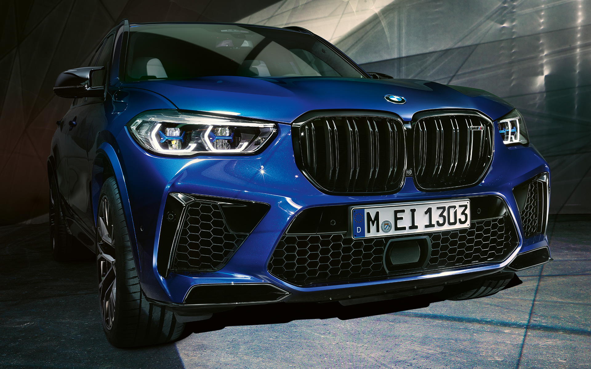 M dupla bubrežna maska BMW X5 M Competition F95 2020 SUV Marina Bay Blue metalik pogled izbliza sprijeda