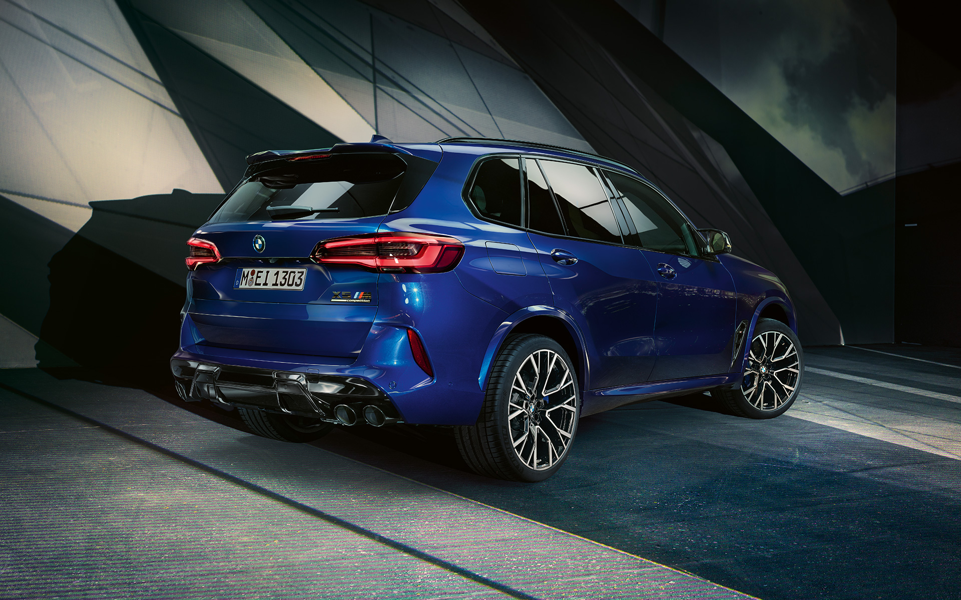 BMW X5 M Competition sa M lakometalnim kotačima F95 2020 SUV Marina Bay Blue metalik pogled s boka
